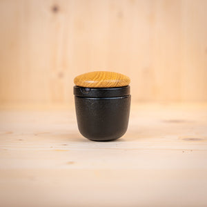 Schwedischer gusseisen mörser mit Holzdeckel, handgefertigt in Schweden von Skeppshult.