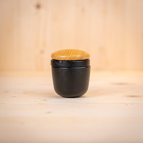 Schwedischer gusseisen mörser mit Holzdeckel, handgefertigt in Schweden von Skeppshult.