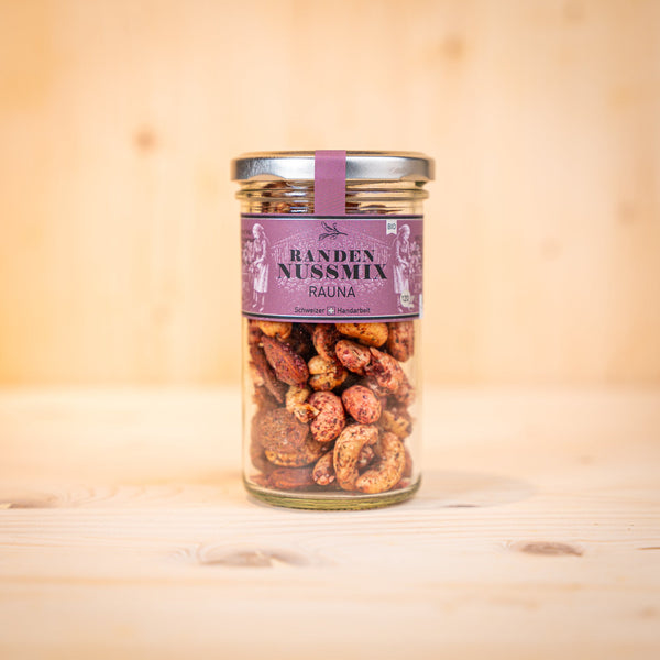 Randen-Nussmix RAUNA BIO mit Randen und Rosmarin in einem Glasbehälter, knusprige Nüsse, handgefertigt.
