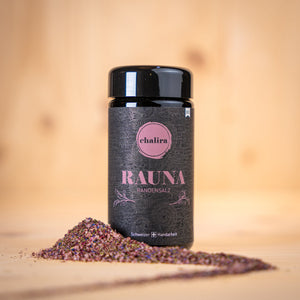 RAUNA Randensalz BIO Gewürz in schwarzem Glasbehälter mit bunter Gewürzmischung auf Holzuntergrund.