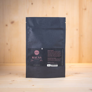 Rauna Randensalz BIO Gewürz Verpackung auf Holzuntergrund mit einem traditionellen Design.