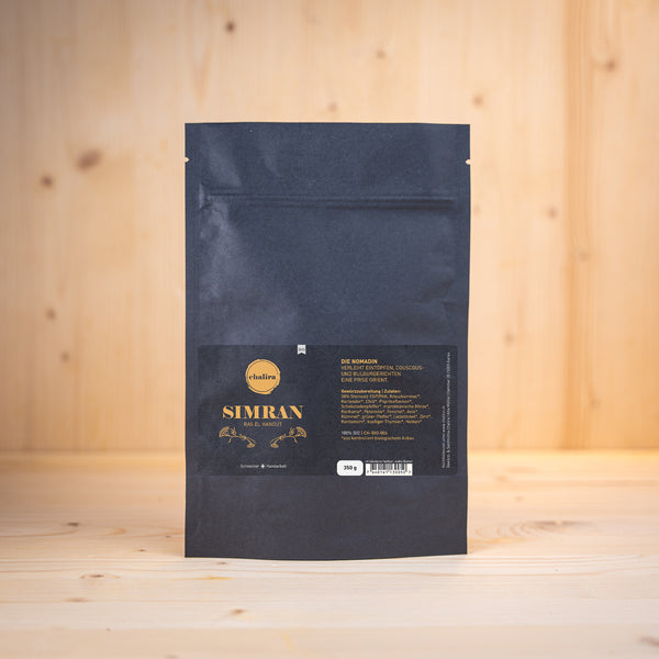 SIMRAN - Ras el hanout BIO Produktverpackung auf Holzuntergrund, ideal für orientalische Gerichte.