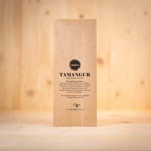 TAMANGUR - Kräutersalz „La Pesteda" 80% BIO in umweltfreundlicher Verpackung auf Holzuntergrund.