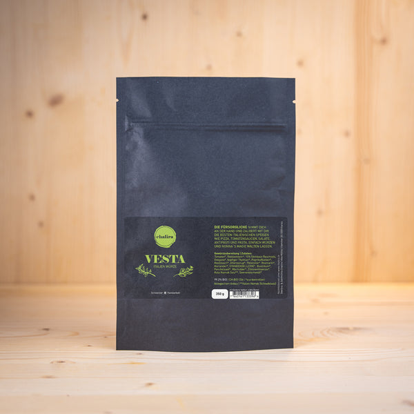 VESTA italienische Kräutermischung 300g BIO in umweltfreundlicher Verpackung auf Holzuntergrund.
