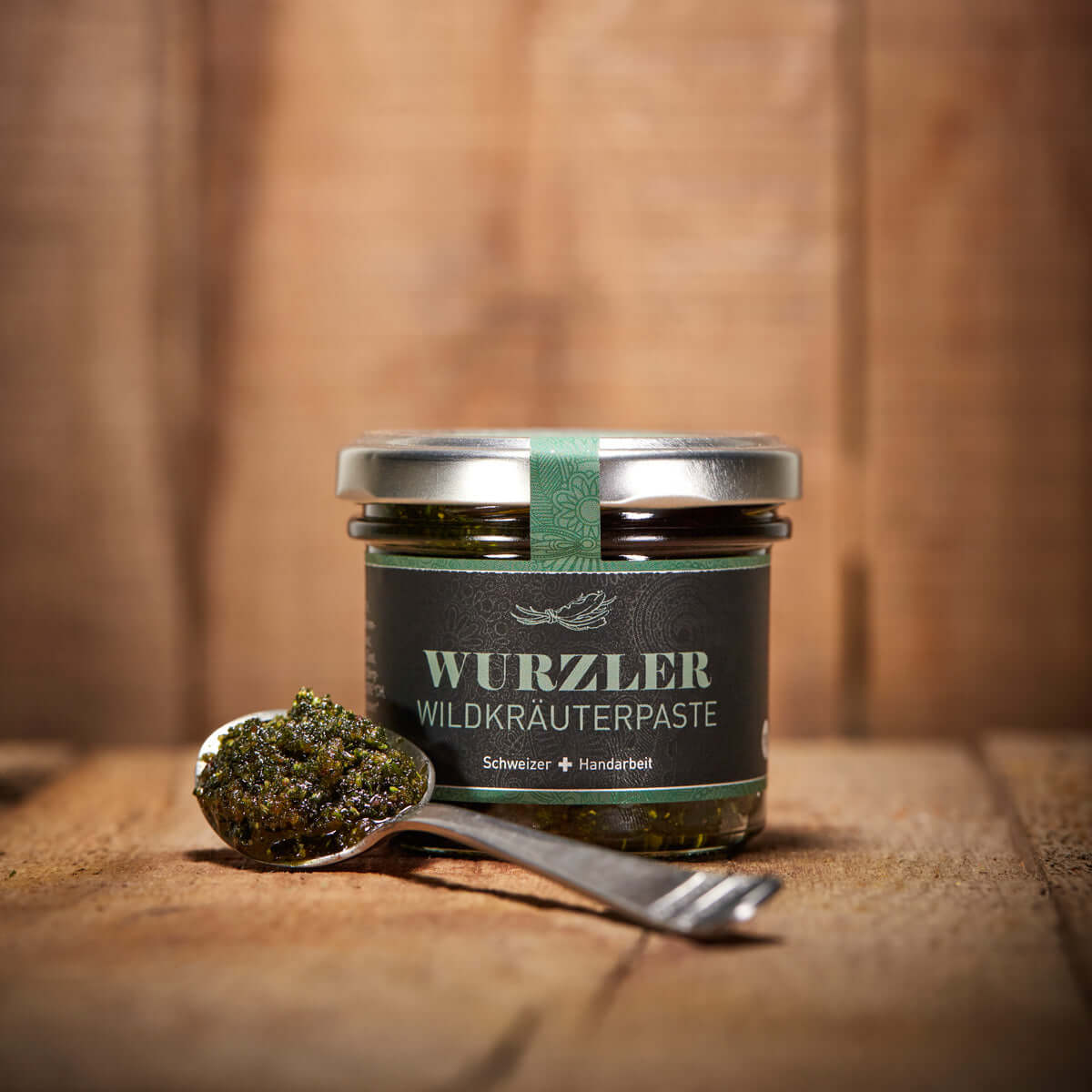 Wurzler Wildkräuterpaste im Glas mit Löffel