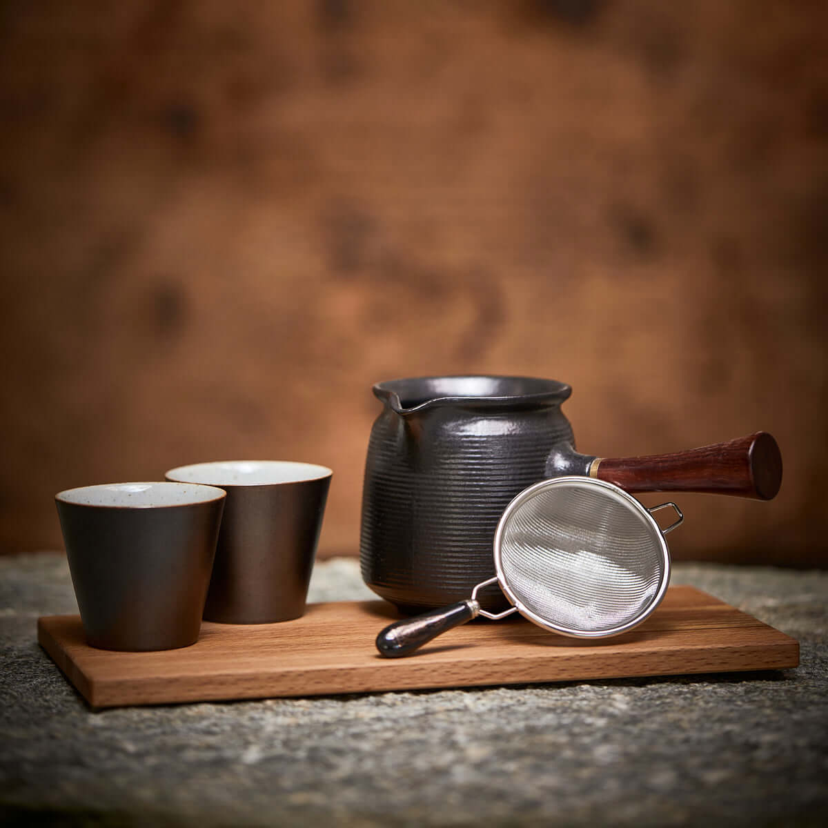 Tee-Set mit zwei Tassen, Krug, Sieb und Brett