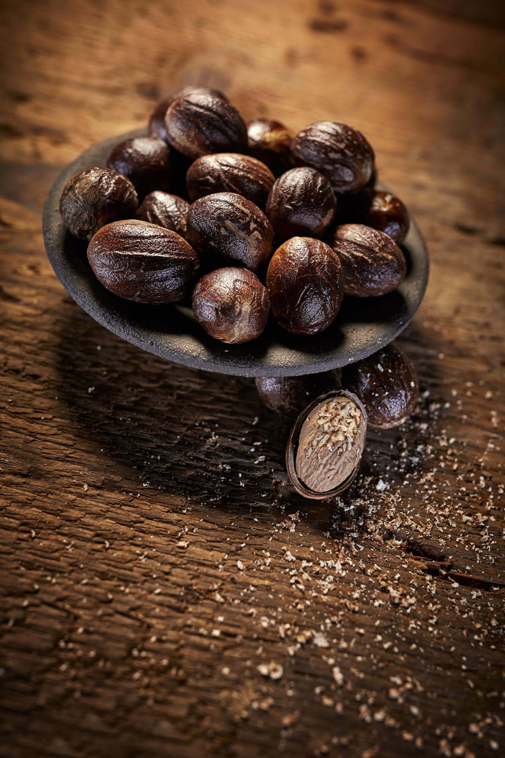 Muskatnüsse in Schale ganz